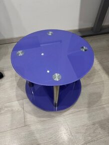 Fialovy skleneny stolek na koleckach