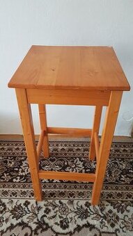 Dřevěná stolička, židle vysoká, odkládací stolek z masívu