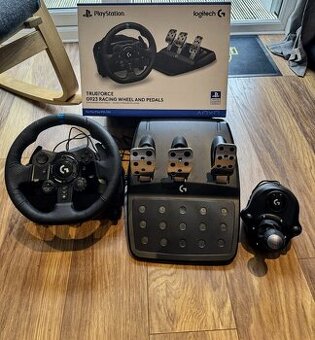závodní volant a pedály Logitech G923, TRUEFORCE PS5, PS4,PC
