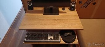 Počítač s monitorem, repro soustavou počítačovým stolem