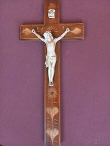 Dřevěný kříž s Kristem