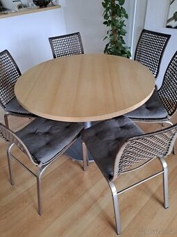 Kulatý jídelní stúl