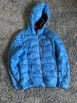 Modrá prošívaná bunda s kapucí – lehká a pohodlná