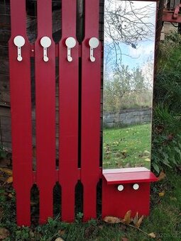 Věšáková stěna se zrcadlem