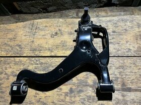 přední pravé rameno Land Rover Discovery 3