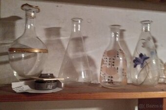 Nabízím skleněné karafy s zabroušenou zátkou i bez