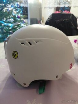 Lyžařská dětská přilba