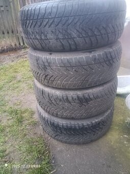 Prodám sadu 4 ks zimních pneu Good year 215/60 R16