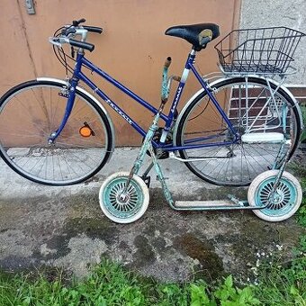 dámská faboritka a koloběžka