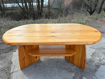 Masivní konferenční stůl