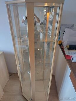 Prosklená osvětlená vitrína