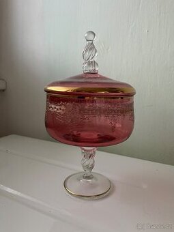 Skleněná konfetnice