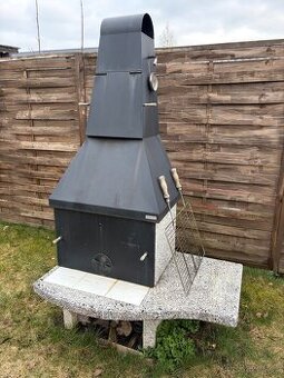 Zahradni gril s udirnou