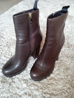 Hnědé polokozačky zn. Guess, vel. 38