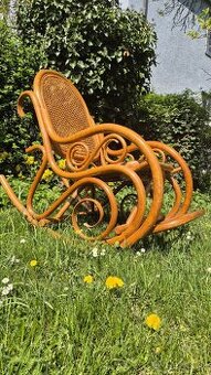 Houpací křeslo z ohýbaného dřeva – styl Thonet