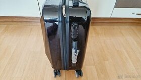 Cestovní kufr skořepinový na kolečkách se zámkem