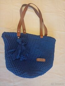 modrá pletená taška