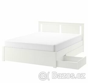 Bílá postel