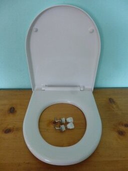 PRKÝNKO NA WC SE ŠROUBY - 1
