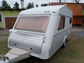 KIP č.147 Rok 2001. Pro 3 osoby. 12V+baterie. 1250kg