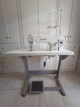 Šicí stroj Zoje