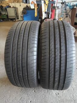 2xletní pneu 235/40/19.Firestone.