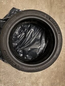 Michelin Pilot Sport 4, 225/45 R18, DOT2221; 3x4,5mm, 1x3mm