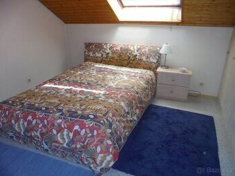 čalouněná postel, rošt, matrace, přehoz noční stolek