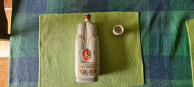 Porcelánovu lahev od Becherovky.