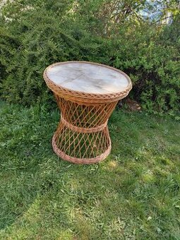 Prodám proutěný stolek