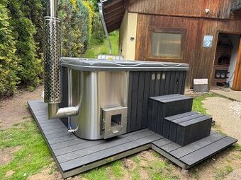 Novinka:Vyrábíme luxusní vířivky s interním kotlem na dřevo