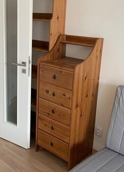 KOMODA IKEA LEKSVIK Z MASIVU 5 ŠUPLÍKŮ