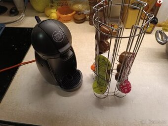 Krups Nescafé Dolce Gusto + stojánek na kapsle + kapsle