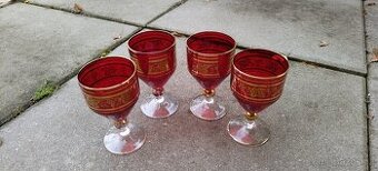 červené skleničky