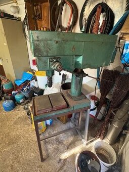 Sloupová litinová vrtačka v pěkném stavu