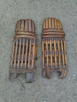 Velmi staré kožené chrániče nohou-betony