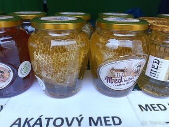 Akátový med, lípa/les a pastovaný.