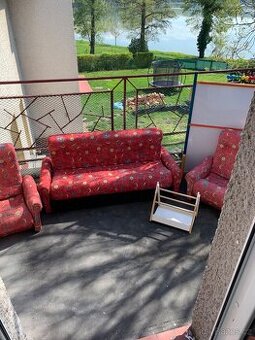 Sedačka (postýlka) + 2 křesla, magnetická tabule, stojan na