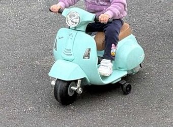 DĚTSKÁ elektro motorka / skútr Vespa