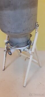 Stáčecí zařízení na med