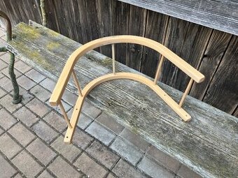 Dřevěná ohrádka (opěrka) na sáňky