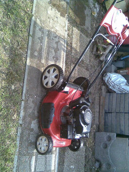 Benzinová sekačka v dobrém stavu.