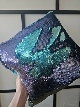 Krásný polštář s flitry