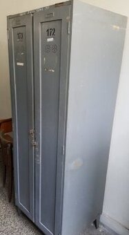 Skříň šatní - dřevěná 660x560x1870 (12400.)