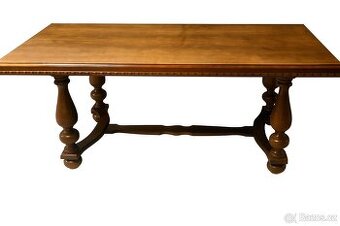 Masivní dřevěný stůl