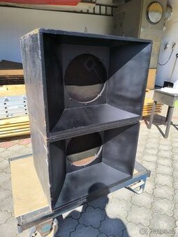 dvě středové horny na 15 repro