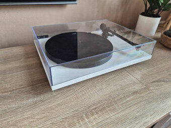 Gramofon Rega Planar P1