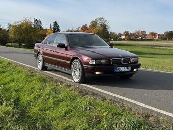 Prodej BMW 735i V8, automatická převodovka, barva Canyonrot