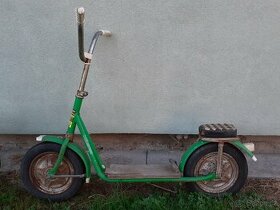 Retro koloběžka zelená
