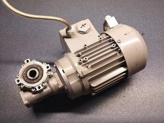 Elektromotor s převodovkou
